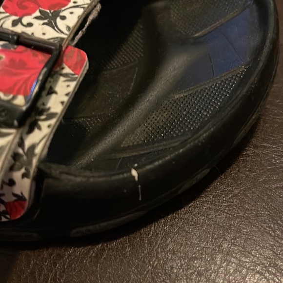 Birkis size 7 beautiful flower print slide on rubber sole. Pre owned great - Picture 3 of 9